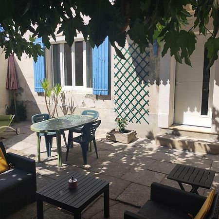 Mas provençal au cœur des vergers Vallabrègues Exterior foto