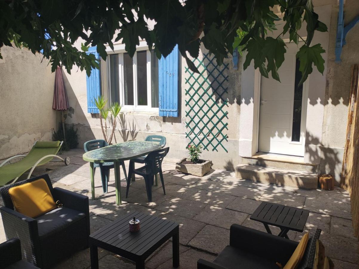 Mas provençal au cœur des vergers Vallabrègues Exterior foto